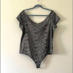 Express V-neck V-back Black and White Off Shoulder Bodysuit Size XL